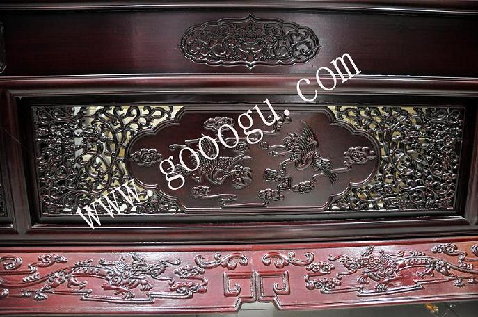 框架上雕刻的圖案生動(dòng)、形象,又賦吉祥之意!