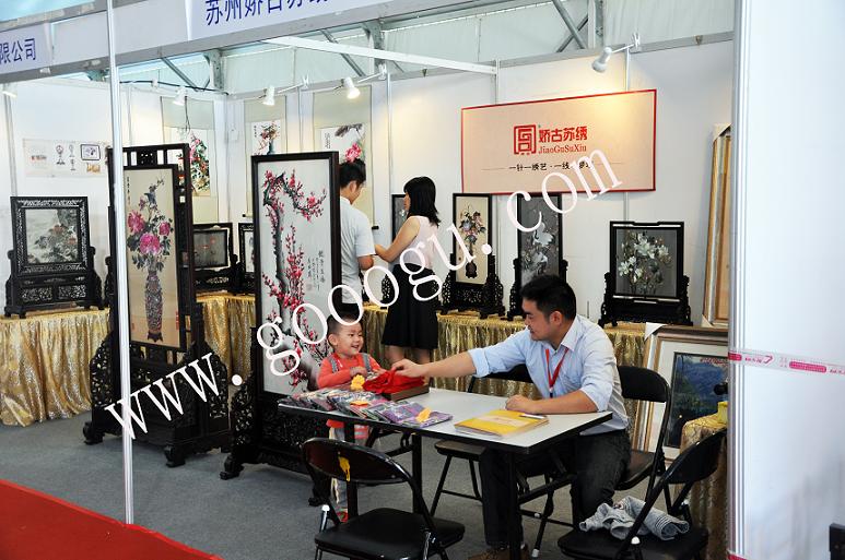 工作人員正在講解異面繡