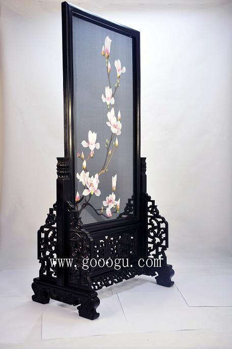 唐代詩人詠:“晨夕目賞白玉蘭,暮年老區(qū)乃春時”。若天天賞視玉蘭,嗅著濃郁的芳香,可人老心童,留住歲月,永著青春